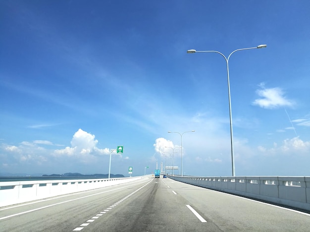 Überführungsbrücke mit klarem blauem Himmel und Wolken.