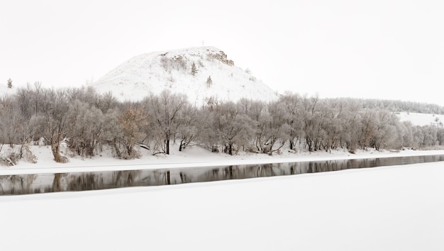 Berg auf einer Oberfläche des Eisflusses. Winterlandschaft in Russland.