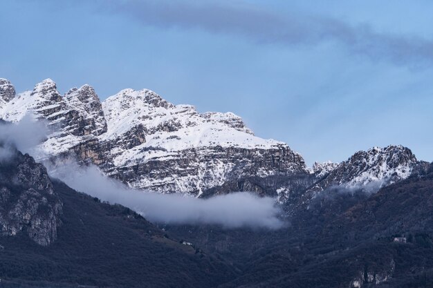 Berg bedeckt mit Schnee und Nebel alpine Landschaft in schneebedeckten Bergen Italiens Europa