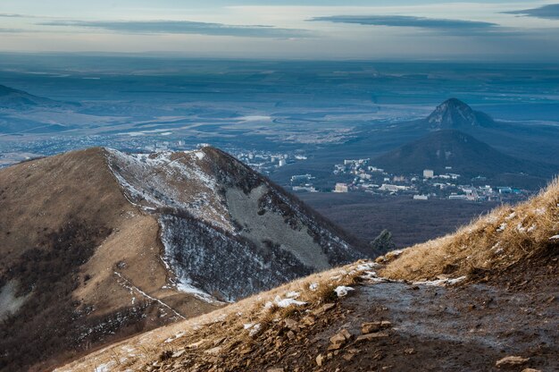 Berg Beshtau im Frühjahr in Pjatigorsk, Russland.