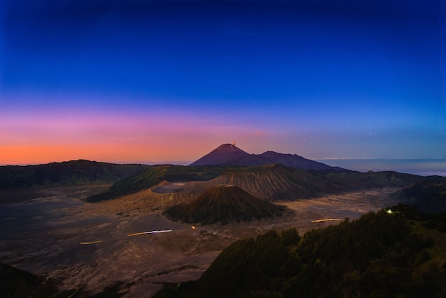 Berg Bromo-Vulkan bei Sonnenaufgang mit Sternspur in Osttimor, Indonesien.