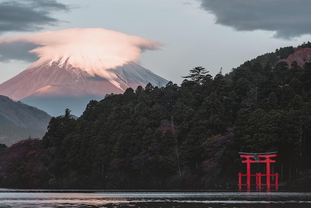 Berg Fuji und Ashi-See mit Hakone-Tempel und Sightseeing-Boot im Herbst