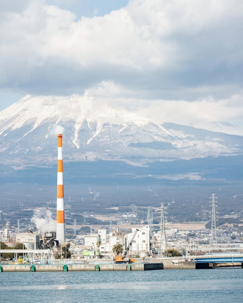 Berg Fuji und Fabrik