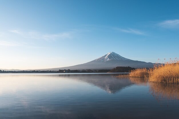 Berg Fuji vom Kawaguchiko-See in Yamanashi, Japan. Seeblick mit Fuji-Berghintergrund