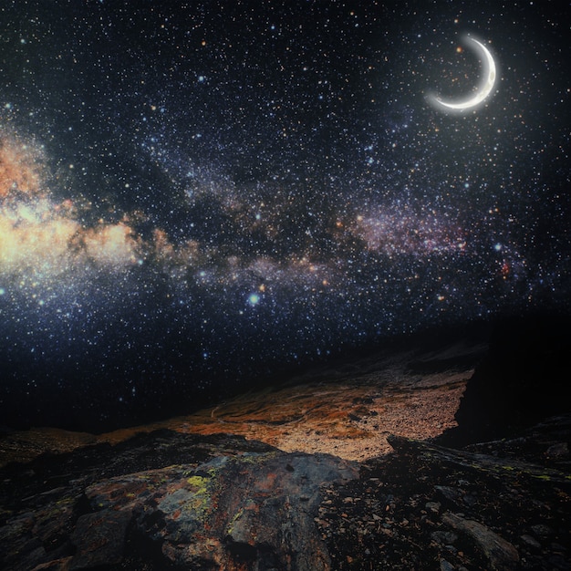 Berg. Hintergründe Nachthimmel mit Sternen und Mond. Elemente dieses von der NASA bereitgestellten Bildes