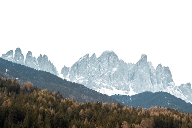 Berg isoliert auf weißem Hintergrund Dolomiten in den Alpen Clip-Pfad isoliert Atemberaubende Kulisse der Dolomiten in Italien, Europa