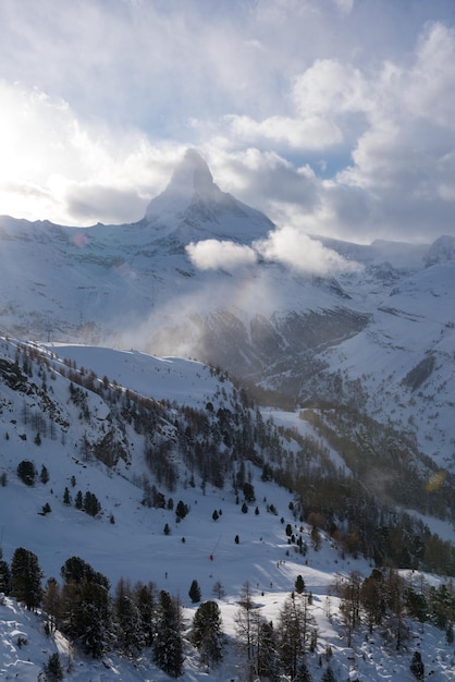 Berg Matterhorn Zermatt Schweiz mit Neuschnee an einem schönen Wintertag