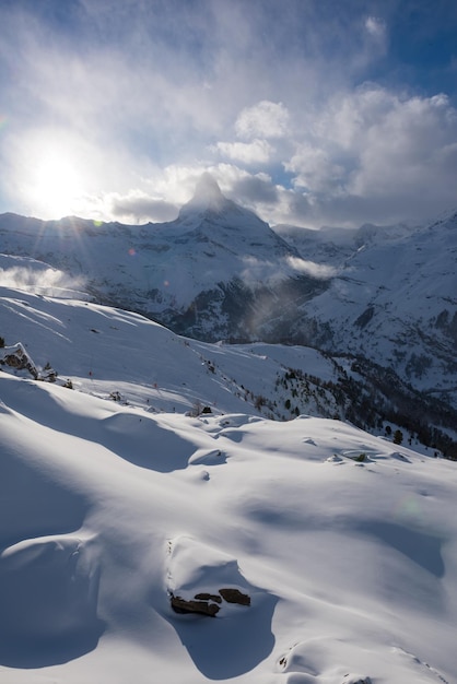 Berg Matterhorn Zermatt Schweiz mit Neuschnee an einem schönen Wintertag