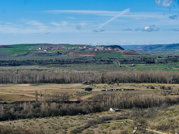 Berg mit der Stadt im Hintergrund