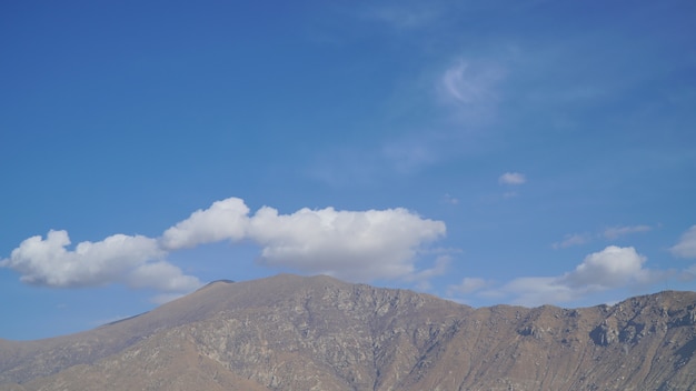 Berg mit etwas Wolke am blauen freien Himmel