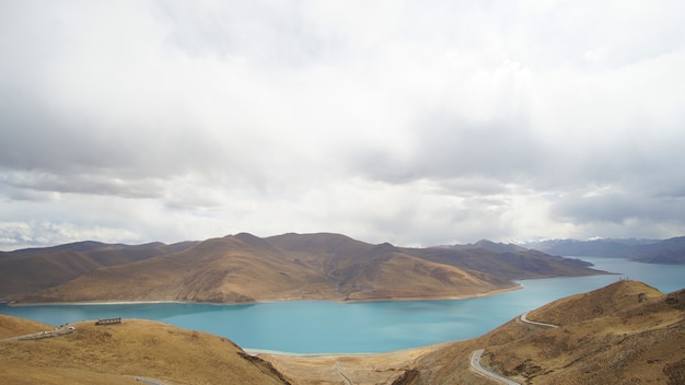 Berg mit etwas Wolke auf dem blauen freien Himmel und dem Fluss