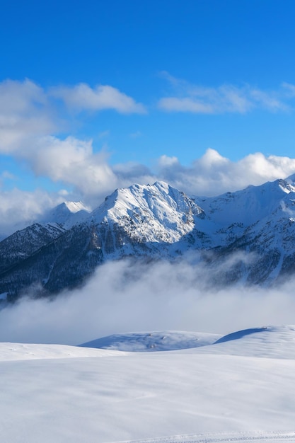 Berg mit Schnee und Nebel bedeckt Alpenlandschaft in Italien Europa Schneebedeckte Berge