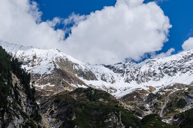 Berg mit Schnee und weißen Wolken