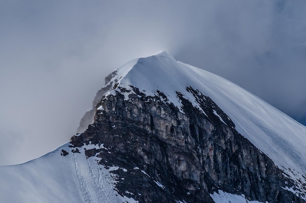 Berg mit Schneekappe