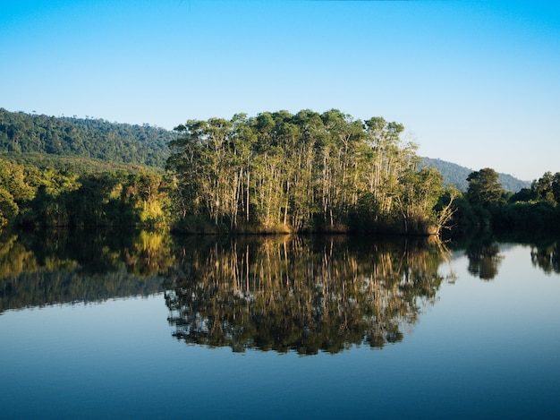 Berg mit Wasser Reflexionen