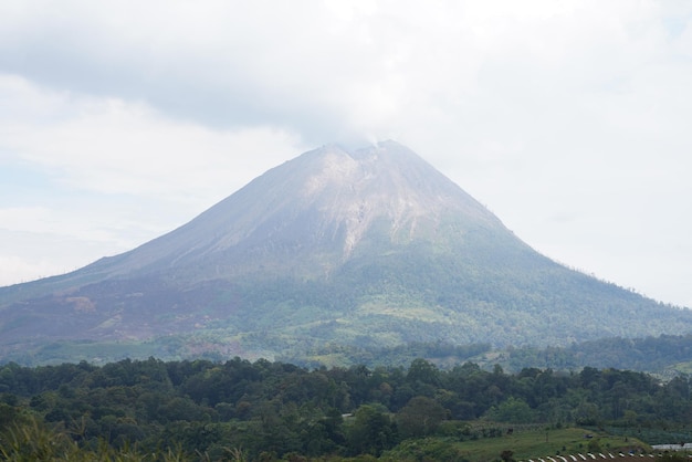 Berg Sinabung (indonesisch Gunung Sinabung)