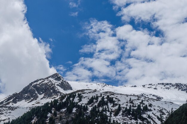 Berg und blauer Himmel mit Wolken