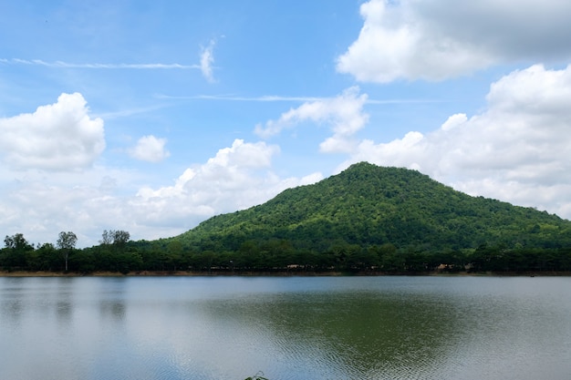 Berg und Fluss bei Thailand