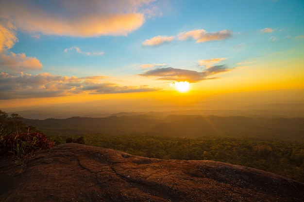 Berg und HimmelMajestätischer Sonnenuntergang Majestätischer Sonnenaufgang über den Bergen