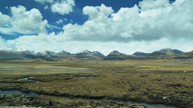 Berg und Land mit altem Stadtblick und klarer Landschaft