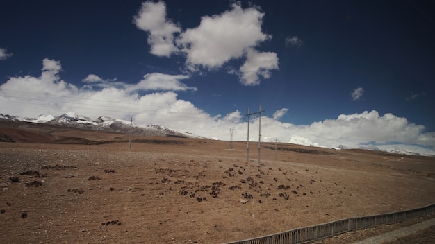 Berg und Land mit einigen Wolken und Himmel mit hohem Kontrast