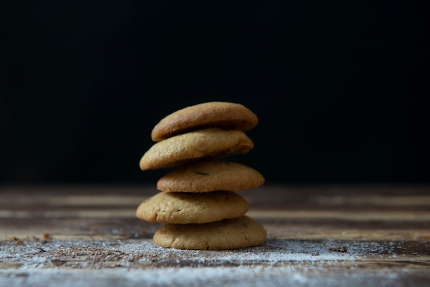 Berg von Keksen auf einem Holztisch zum Frühstück