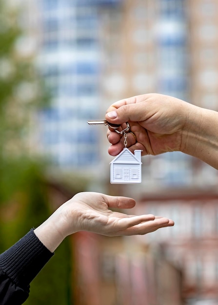 Übergabe des Schlüssels zum Objekt von Hand zu Hand