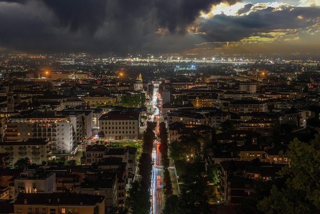 Bérgamo iluminada por la noche