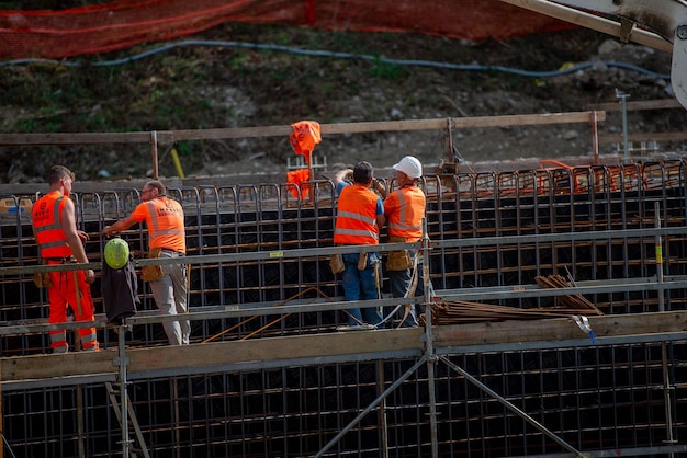 Bérgamo Italia abril de 2018 trabajadores en el trabajo para la construcción de la planta de tratamiento de aguas residuales