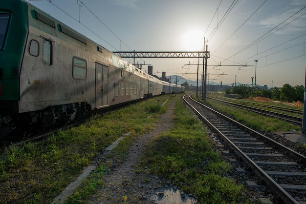 Bérgamo Italia Junio 2022 Estación de tren de Bérgamo temprano en la mañana en verano