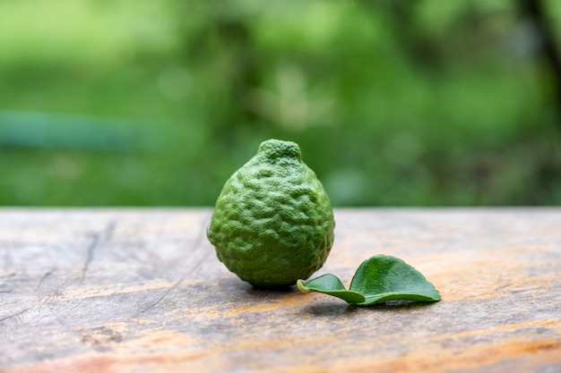 Bergamota con hoja de jardín en mesa de madera.