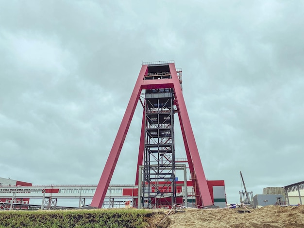 Bergbaukomplex Metallbohrer zur Suche nach Mineralien im Erdbau am Industriestandort