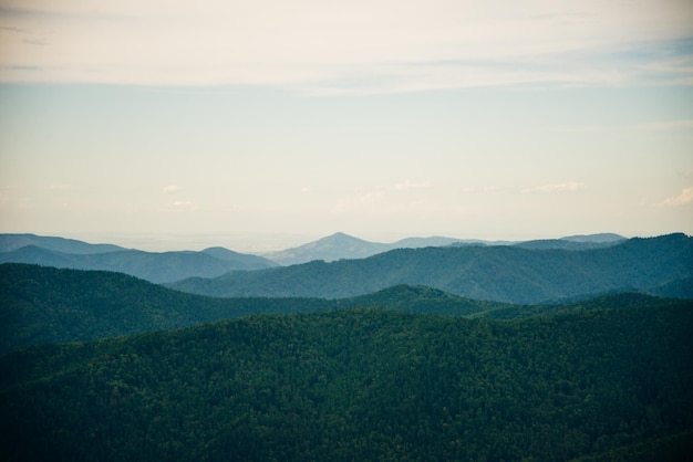 Bergblick auf den FishtOshten-Pass und die umliegenden Berge Republik Adygea Russland Foto in hoher Qualität