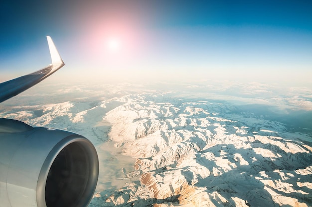 Bergblick aus einem Flugzeugfenster. Reiseurlaub Hintergrund