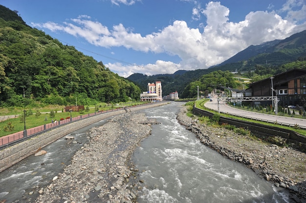 Bergblick, Fluss Mzymta und der Erholungsort Rosa Khutor in Krasnaja Poljana, Sotschi, Russland