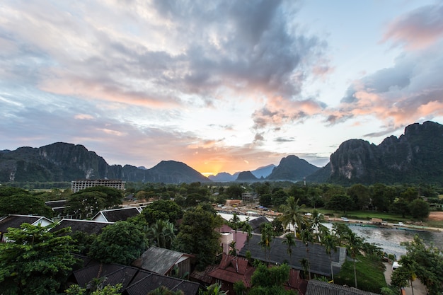 Bergblick und Dorf bei Vang Vieng, Laos