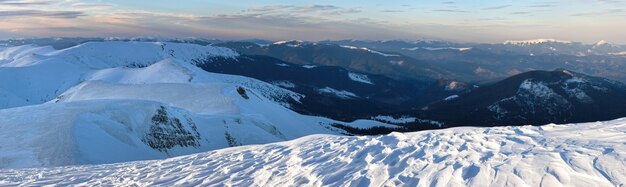 Bergdämmerungspanorama mit Abendschatten von Schneeverwehungen