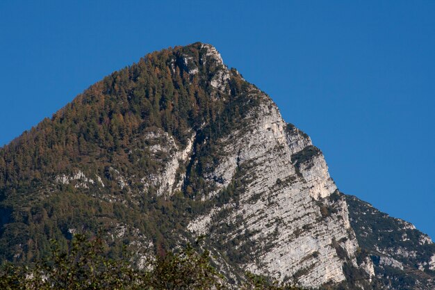 Bergdetail auf den Dolomiten tagsüber im Herbst