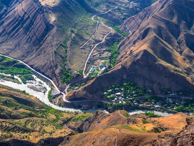 Bergdorf am Fuße der Schlucht. Dorf in der Schlucht des Kaukasus. Hochgebirgsdorf in Dagestan. Luftaufnahme