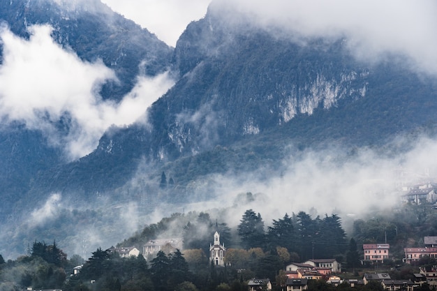 Bergdorf am nebligen Tag, italienische Alpen, im Norden der Lombardei. Dorfstadt in Europa