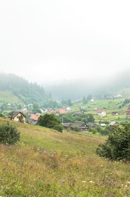 Bergdorf im Nebel am Morgen