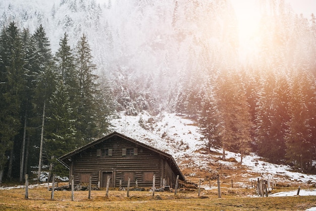 Bergdorf in den österreichischen Alpen Berglandschaft mit Häusern und Bauernhöfen