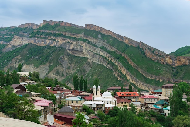 Bergdorf mit Moschee in einem Tal unter malerischen Felsen Stadt Gunib in Dagestan