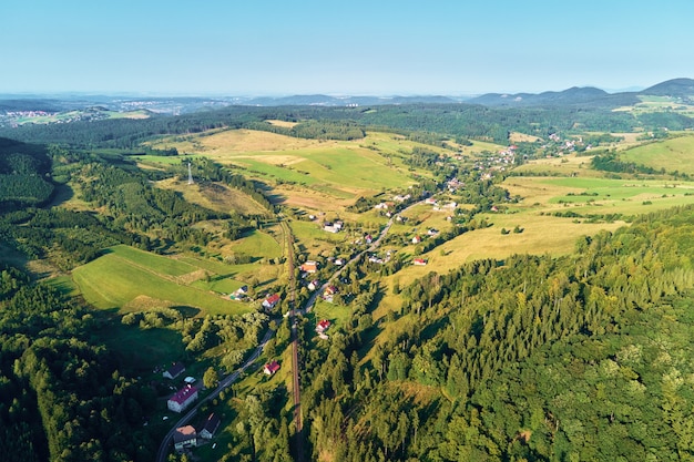 Bergdorf und landwirtschaftliche Felder, Luftbild. Naturlandschaft