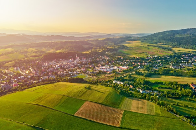 Bergdorf und landwirtschaftliche Felder Luftbild Naturlandschaft