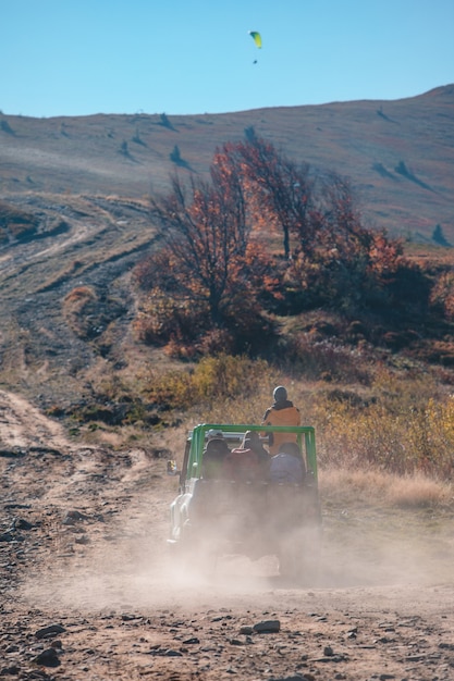 Berge abseits der Straße reisen Herbstsaison