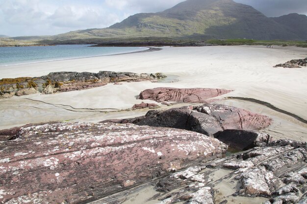 Berge am Strand von Glassillaun, Connemara, Galway, Irland