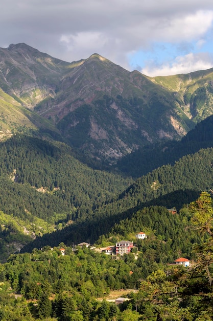 Berge an einem sonnigen Sommertag Tzoumerka Griechenland