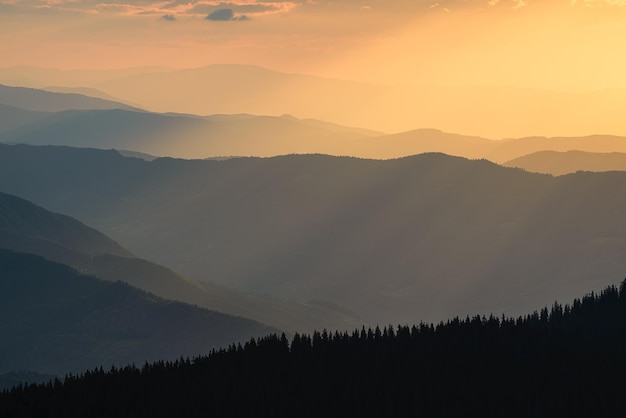 Berge bei Sonnenuntergang Linien von Berghängen bei Sonnenuntergang Nebel in den Bergen Sonnenlicht Naturlandschaft im Sommer