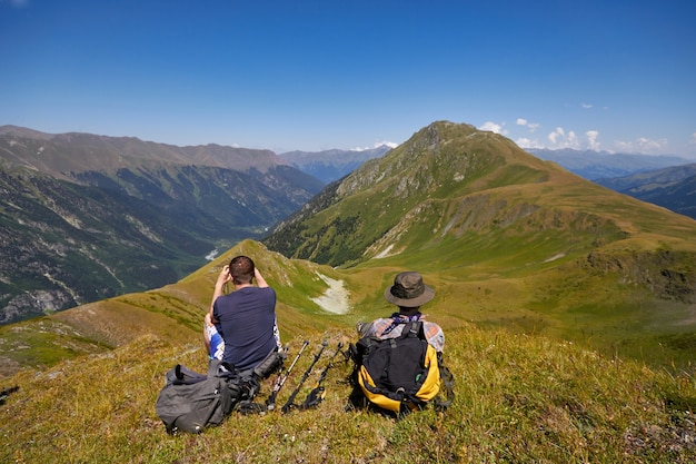 Berge des Kaukasus Arkhyz, Sofia See, Kletterberge, Wandern und Wandern. Fabelhafte Berge des Kaukasus im Sommer. Große Wasserfälle und tiefblaue Seen. Erholung im Freien